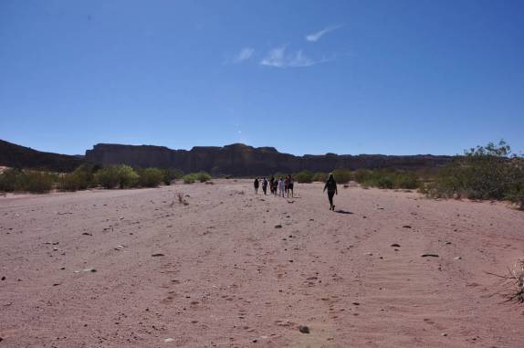 Com o nosso grupo, início da caminhada no Parque Nacional Talampaya, na Argentina